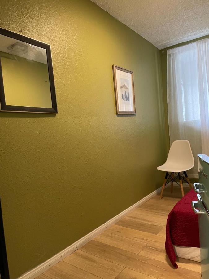 Small Private In With Free Strong Wifi!!! Séjour chez l'habitant