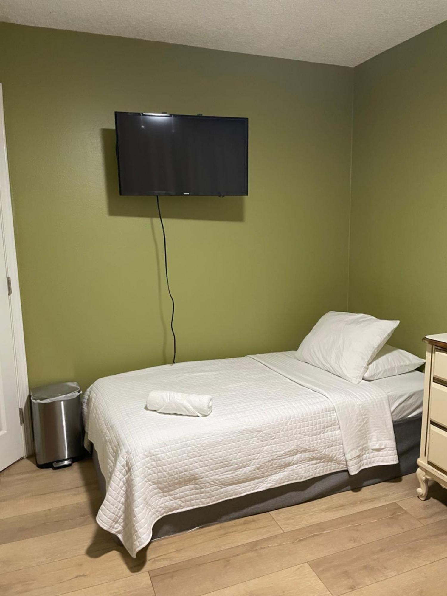 Small Private In With Free Strong Wifi!!! Séjour chez l'habitant