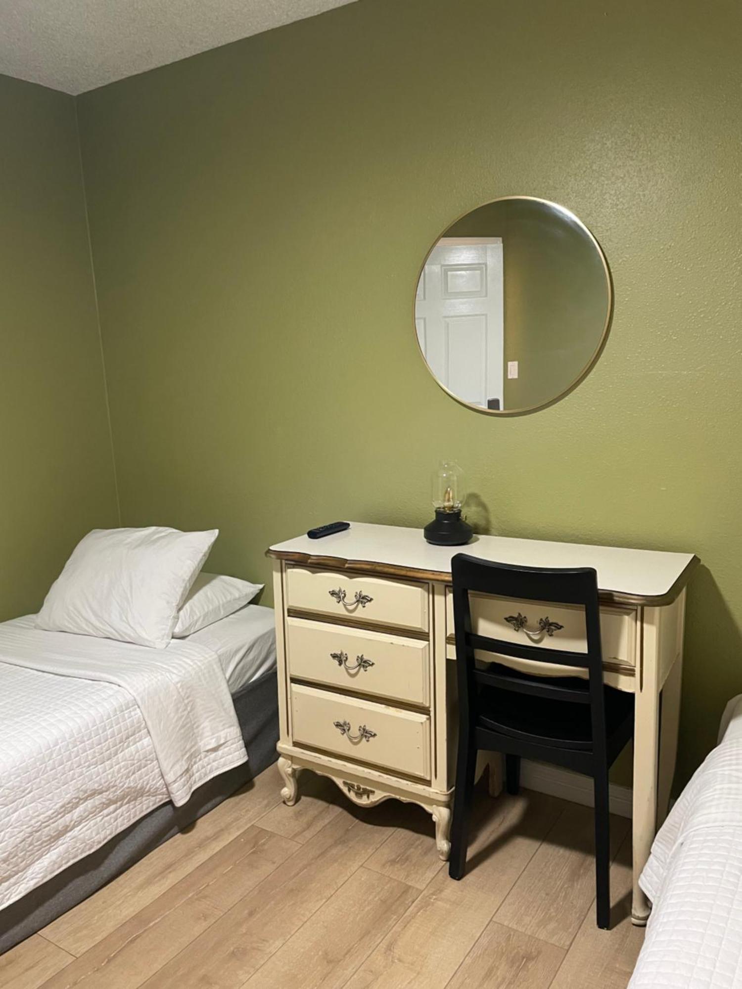 Small Private In With Free Strong Wifi!!! Séjour chez l'habitant